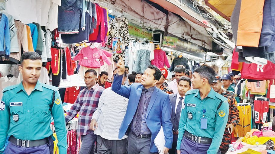 Chattogram DC starts fire prevention campaign, fines shop owners