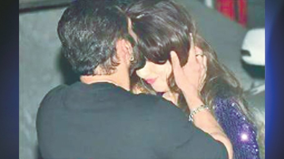 Salman hugs ex Sangeeta Bijlani, plants sweet kiss on her forehead