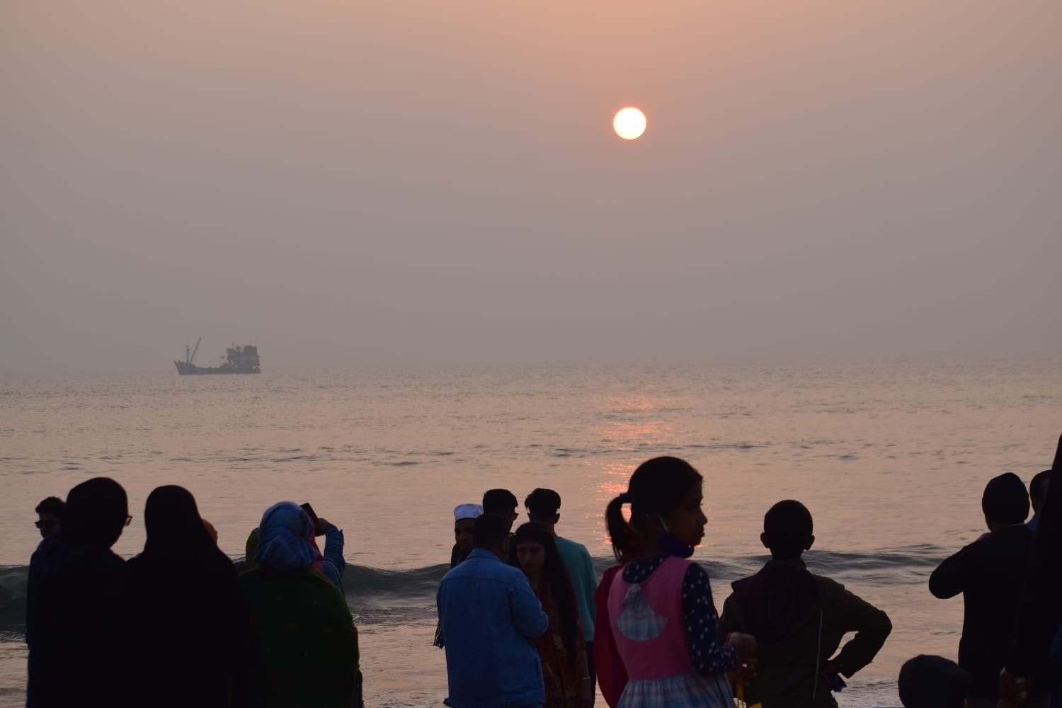 Tourists throng Cox’s Bazar beach to see last sunset