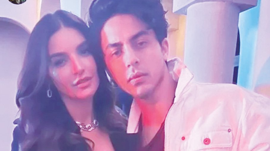 Pakistani actor Sadia Khan shares pic with Aryan Khan from Dubai party