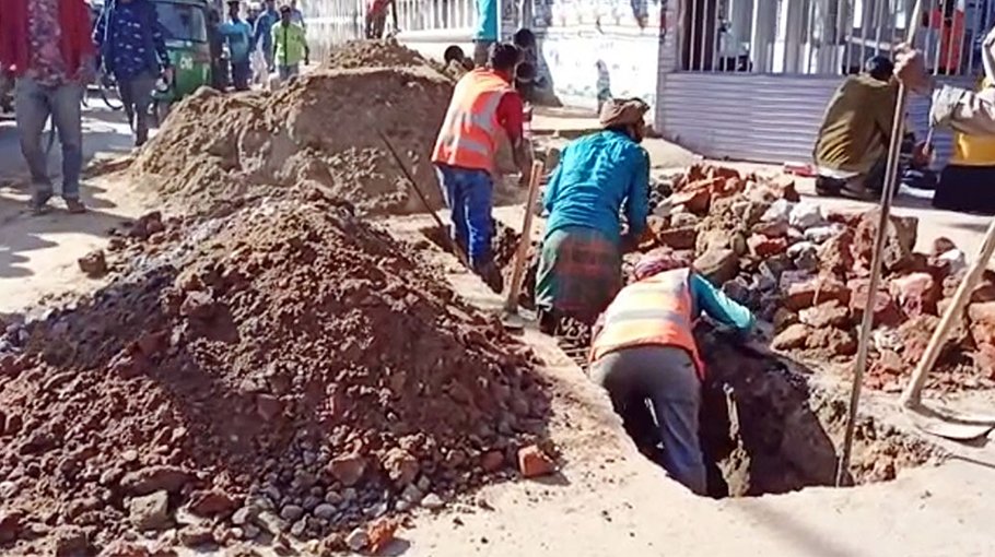 Repeated road digging leads to traffic congestion in Sylhet