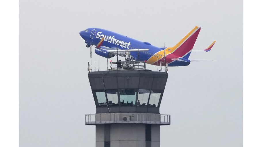 Flight disruptions cascade across US after computer outage