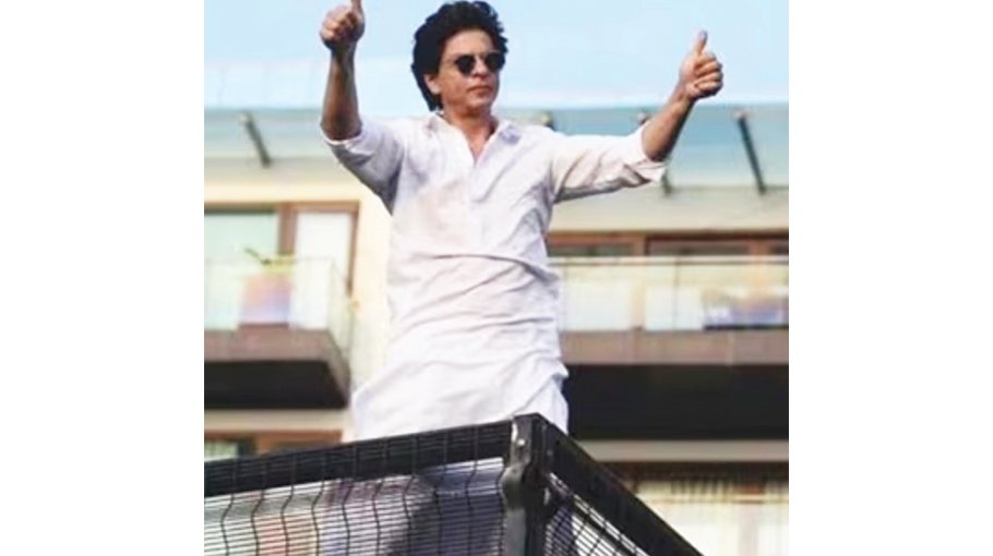 SRK responds to fan who asked why the actor didn’t come outside Mannat as he was waiting
