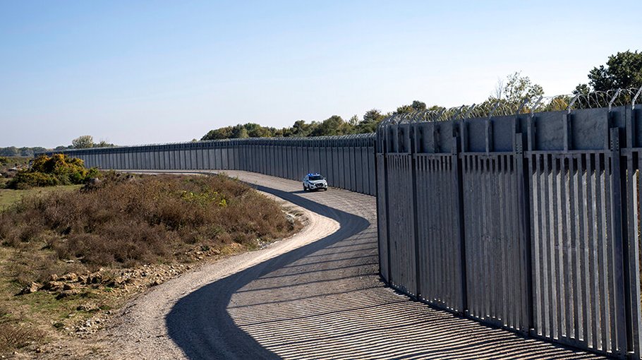 Greece expanding border wall, calls for EU help on migration