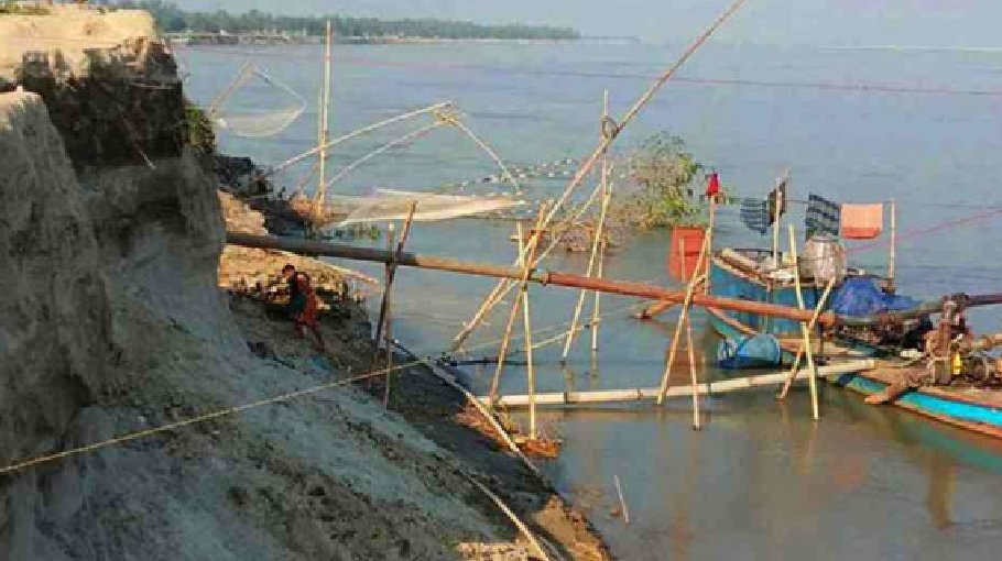 Four fined for extracting sand from river illegally