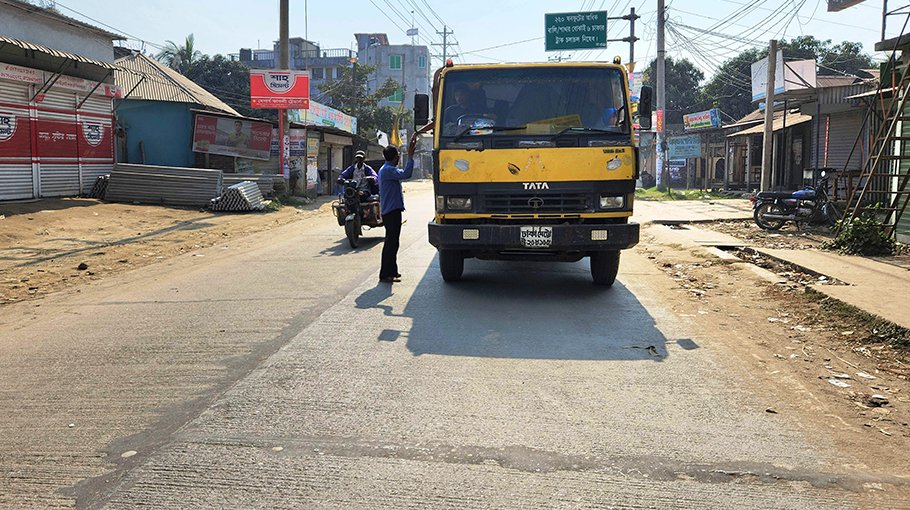 Extortion rampant on  Dhaka-Tangail highway