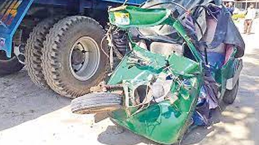 One killed in   van-3-wheeler collision