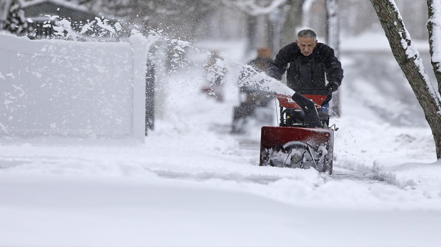 Snowstorms flank  US, with Northeast,  California digging out