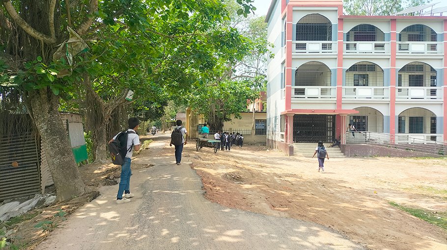 Santhia-Bera link road in dilapidated state 