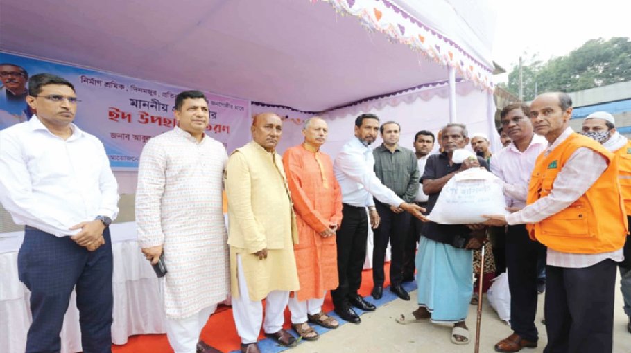 Chattogram DC distributes Eid gifts to 700 families