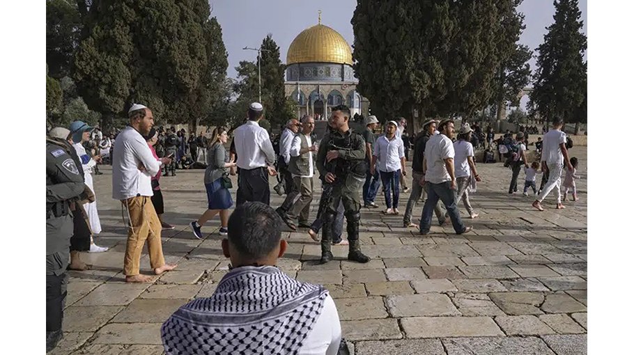 Tensions soar around Jerusalem shrine after Syria rocket fire