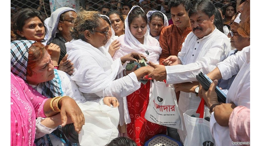 ‘Hijras’ hand over Tk 20 lakh to fire-hit traders