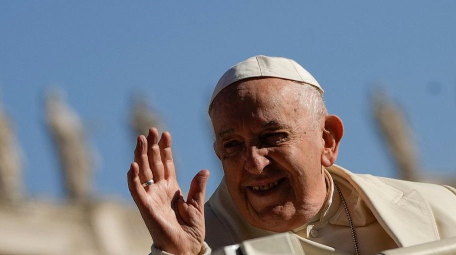 Pope evokes cold-war replay, says leaders should avoid arms