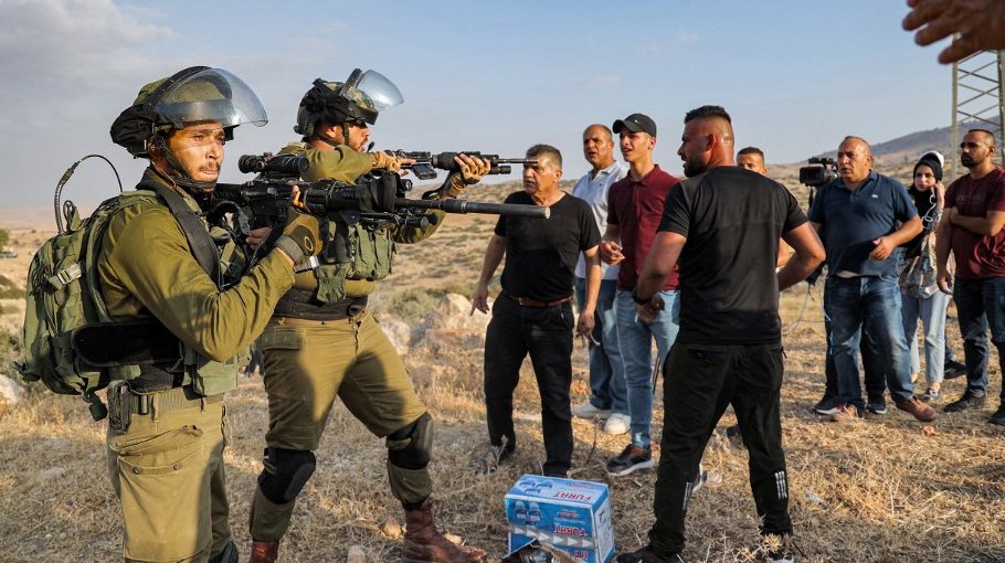 Israeli troops kill   Palestinians in   West Bank