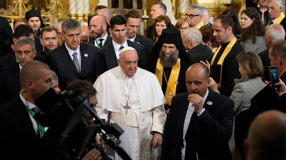 Pope visits refugees, urges Hungary to show charity to all