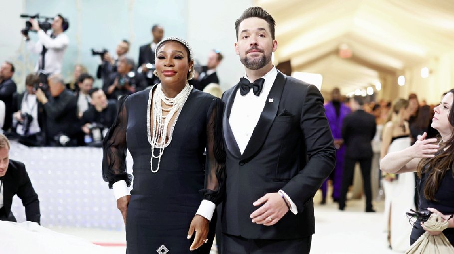 Serena Williams  debuts baby  bump at  Met Gala