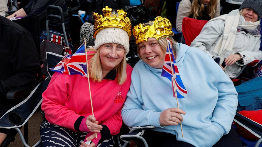Coronation  draws  huge  crowds