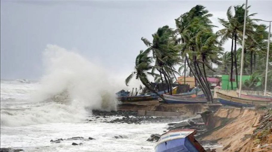 4 lakh people evacuated to cyclone shelters in Ctg