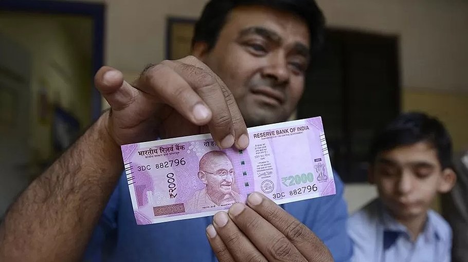 Indian banks start exchanging withdrawn 2,000-rupee notes