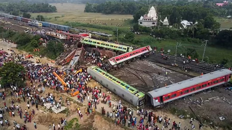 India train crash leaves 280 dead