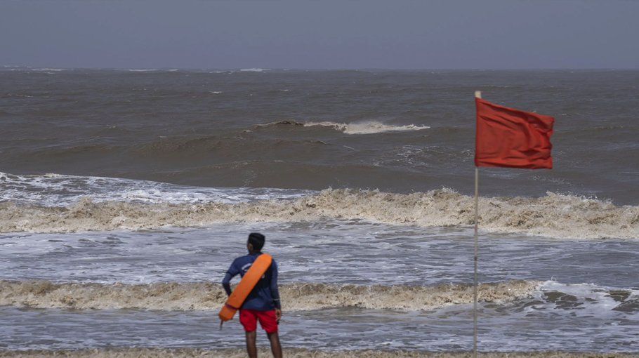 Thousands evacuated in India and Pakistan