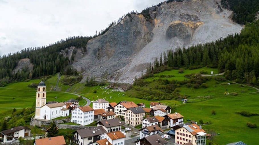 Rockslide just   misses evacuated Swiss village