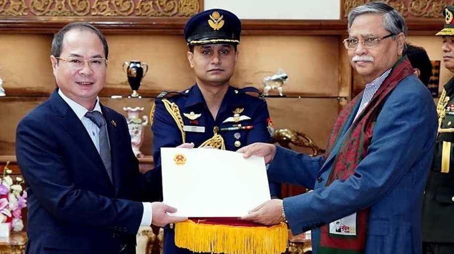 President invites Vietnamese   investments 