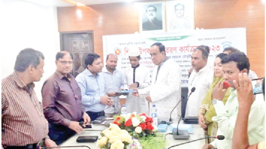 Students get edn materials in Banshkhali