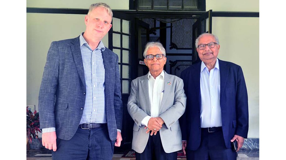 Two Australian professors meet DU VC