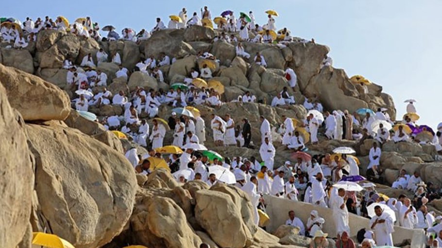 As temperatures climb, pilgrims ascend Mount Arafat for hajj climax