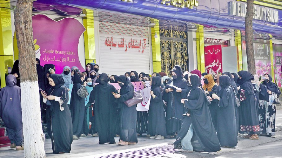 Afghanistan Women protest closure of beauty salons
