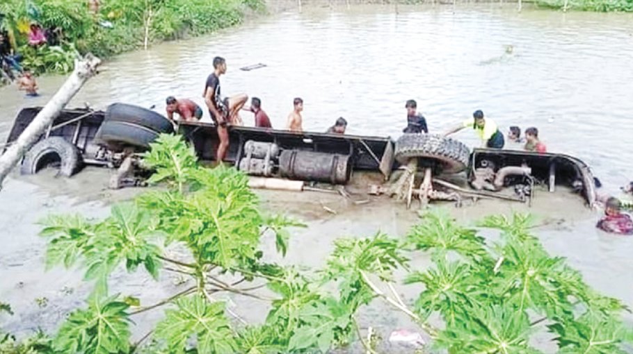 17 die in Jhalakathi bus plunge