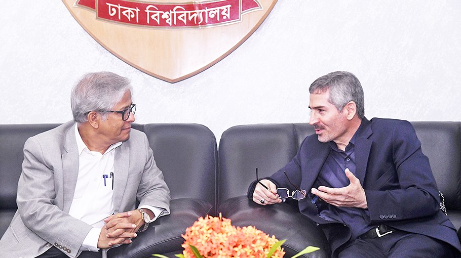 Iranian diplomat calls on DU VC
