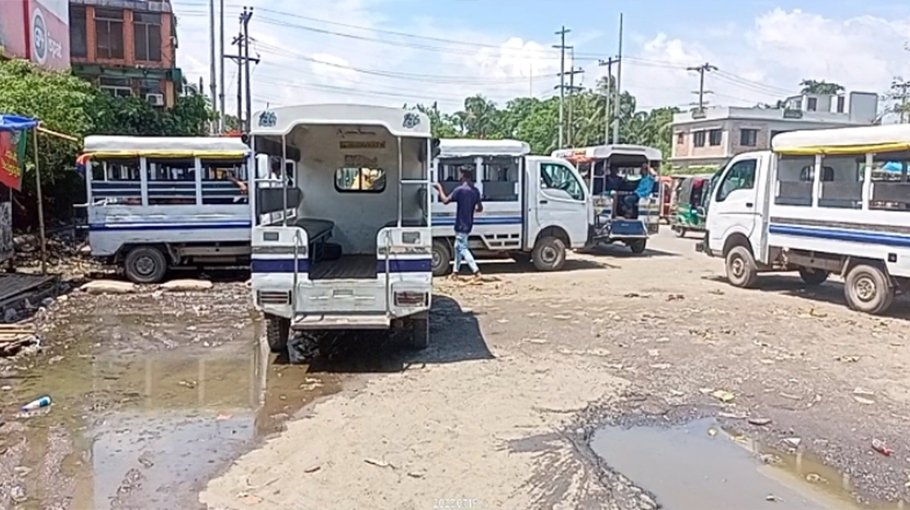 Illegal Leguna stand hampers traffic movement in Munshiganj
