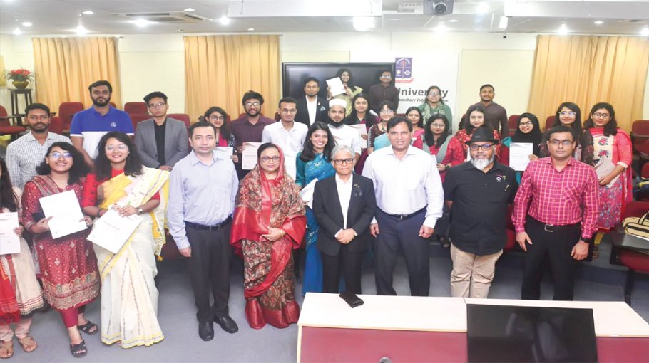 36 DU students get ‘Duke of Edinburgh International Award’