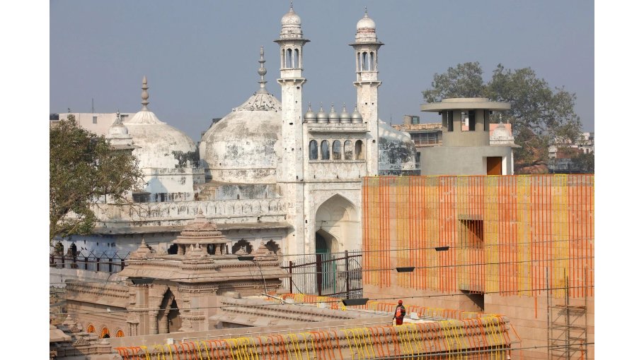 Indian court   allows survey of   a 17th-century mosque