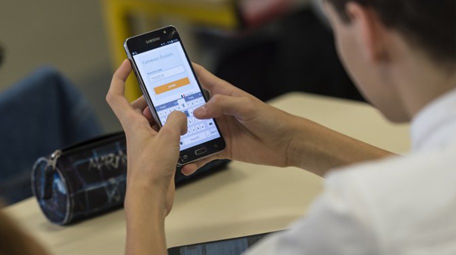 Are smartphones dumbing down education?