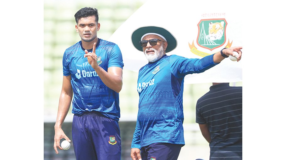 Hathurusingha meets coaches for a ‘special’ meeting
