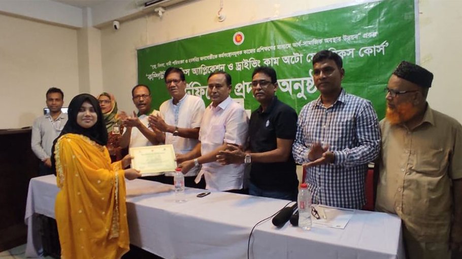 Computer, driving licence distributed in Chuadanga 