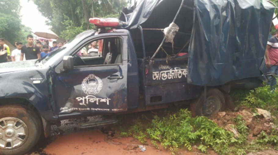 3 constables killed, 3 hurt as train hit police van in Ctg