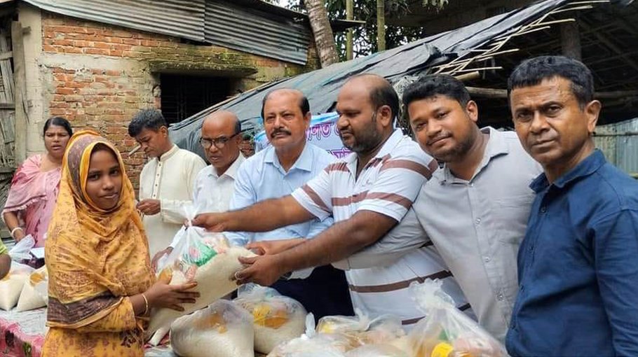 Voluntary orgs distribute relief items among Cox’s Bazar flood victims