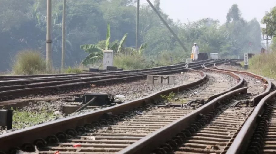 Govt plans to operate electric train service on Dhaka-Ctg  route