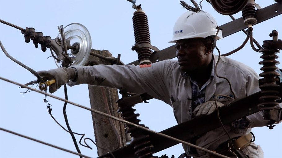 Nigeria hit by   near-total power blackout