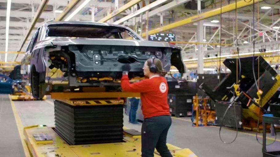 US motor industry  workers down tools 