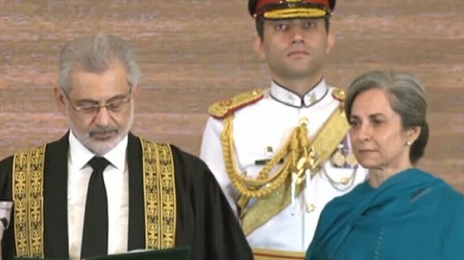 Justice Qazi Faez Isa sworn in as 29th chief justice of Pakistan
