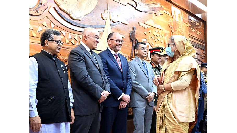 PM exchanges pleasantries with Biman passengers 