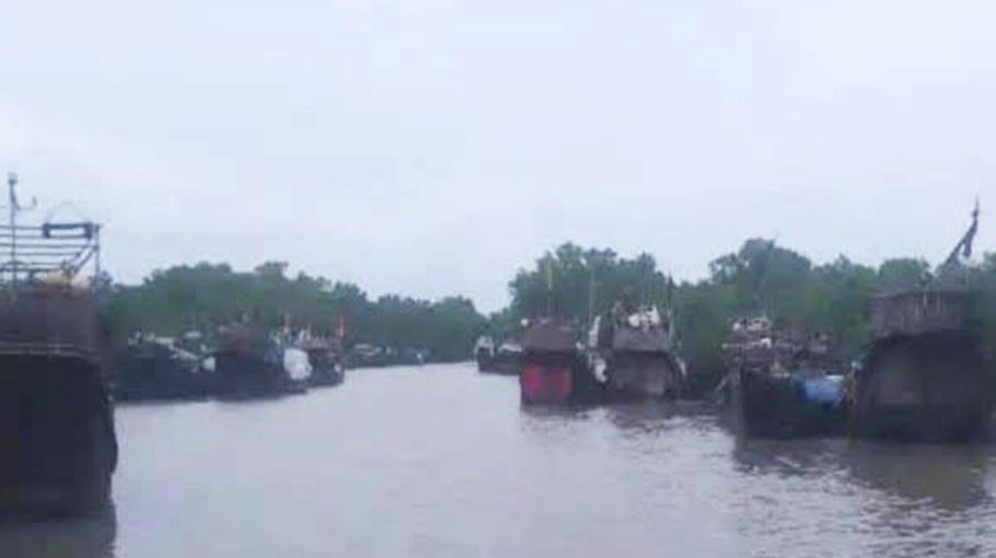 Fishing trawlers in coastal areas rush towards safe shelter