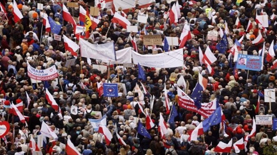 Warsaw ‘biggest’ rally draws ‘a million’   anti-govt protesters