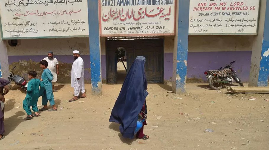 Pakistan orders 1.7m Afghan asylum seekers out of country