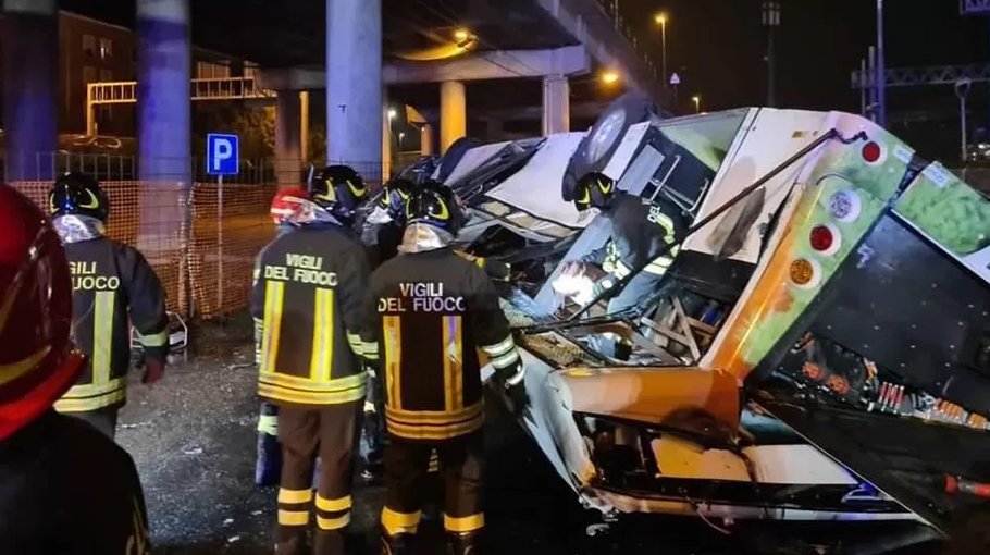 Venice tourist bus plunges from bridge:21 killed